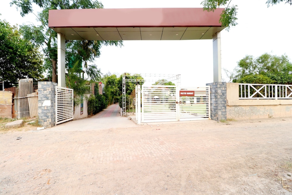 Capital O 3864 Master Farm — hotel in Rajpura