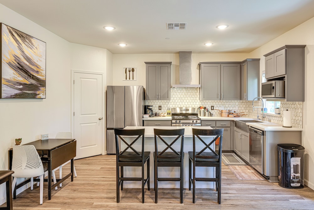 Spacious Family Home In Stockton Pets Welcome 19742072 — Stockton