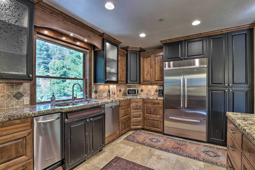 Provo Canyon Cabin Treehouse with Mountain Views — 4-Star Luxury Hotel in Sundance, United States