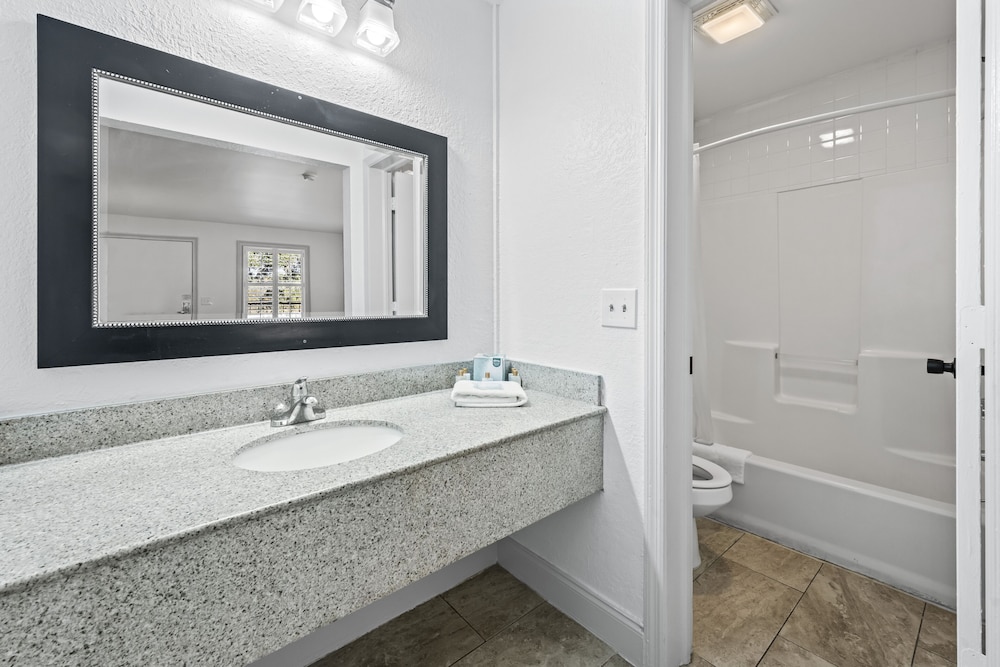 Creekside Lands Inn - photo 11