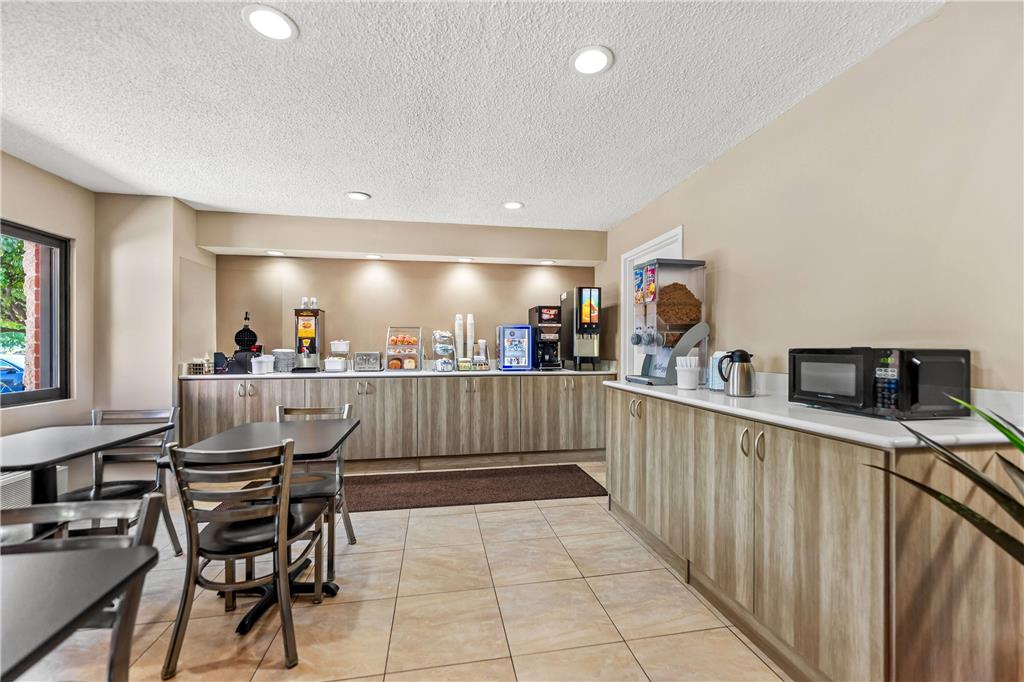 Super 8 by Wyndham Elgin - photo 12
