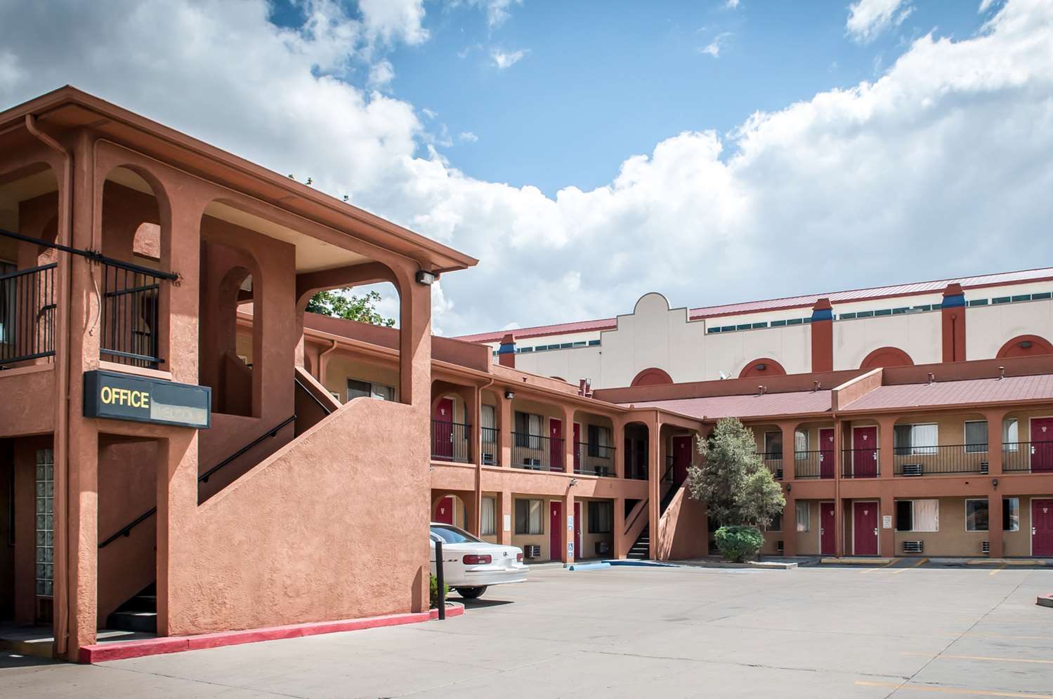 Econo Lodge Midtown - photo 17