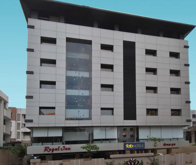 Super Townhouse OAK Regal Inn Near Sant Tukaram Nagar Metro Station — 4-Star Luxury Hotel in Pune, India