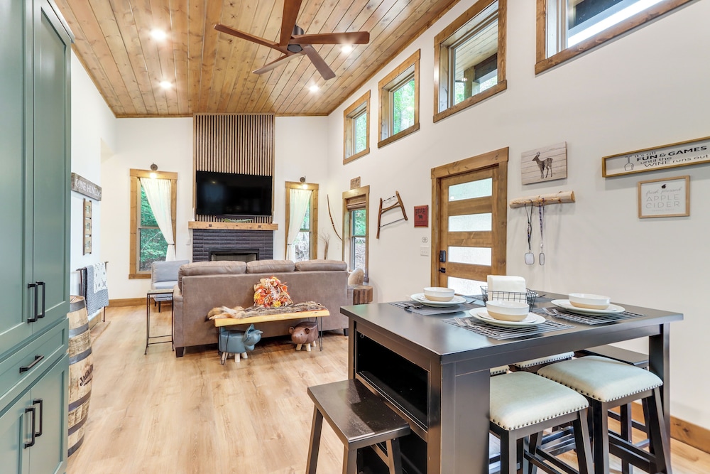 Ellijay Resort Home w Hot Tub & Fire Pit in Ellijay, United States