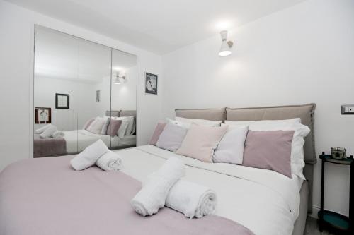 Fashion Loft Stylish Apartment near Duomo — 4-Star Luxury Hotel in Milan, Italy