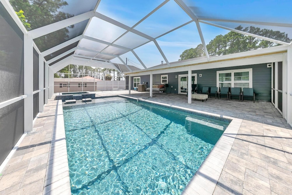 Rustic Oasis - carbon neutral hotel in Panama City Beach