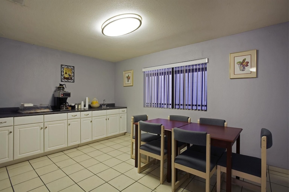 Days Inn by Wyndham Hemet - photo 27