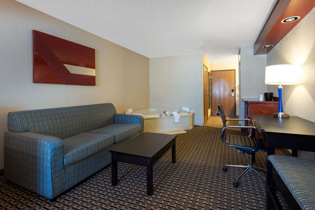 Ramada by Wyndham Glendale Heights Lombard - photo 12