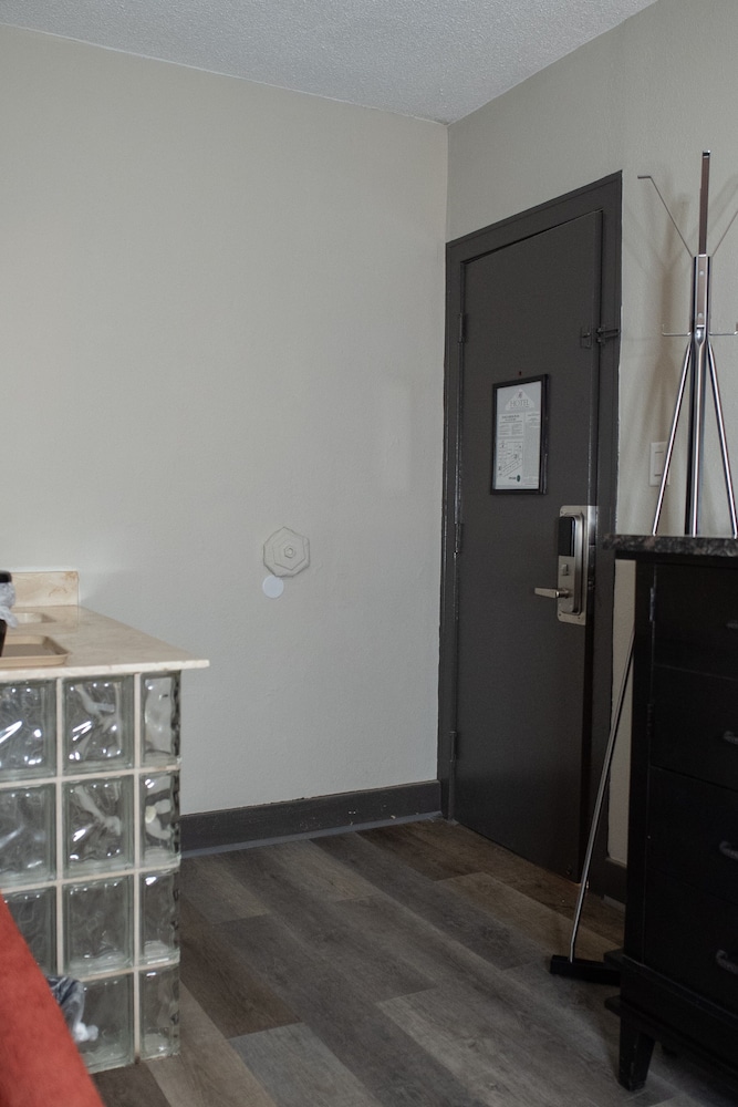 Americas Best Value Inn Detroit Dearborn - photo 28