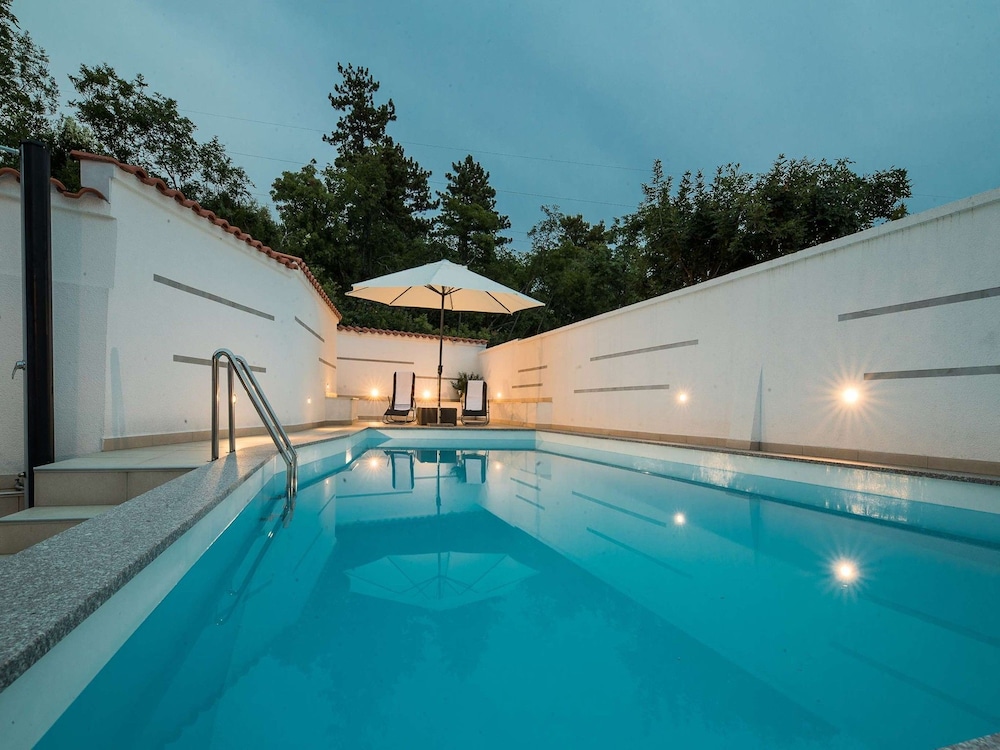 Apartment Villa Zdenka — 4-Star Luxury Hotel in Crikvenica, Croatia