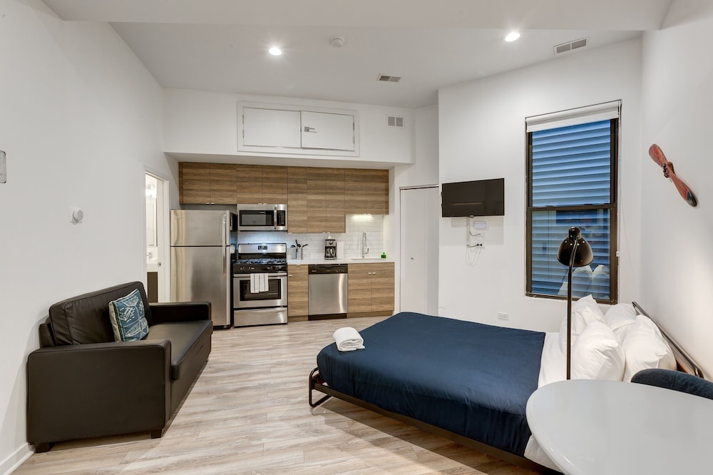 Enjoy A Romantic Chicago Getaway This Windy City Studio Is Perfect For 2 747 Lofts Cabin 104 by RedAwning - photo 2