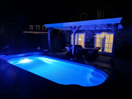 Gemütliches Ferienhaus mit beheiztem Pool Garten und überdachter Terrasse — hotel in Tzummarum