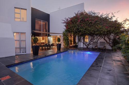 Luxury home walking distance to Blouberg beach