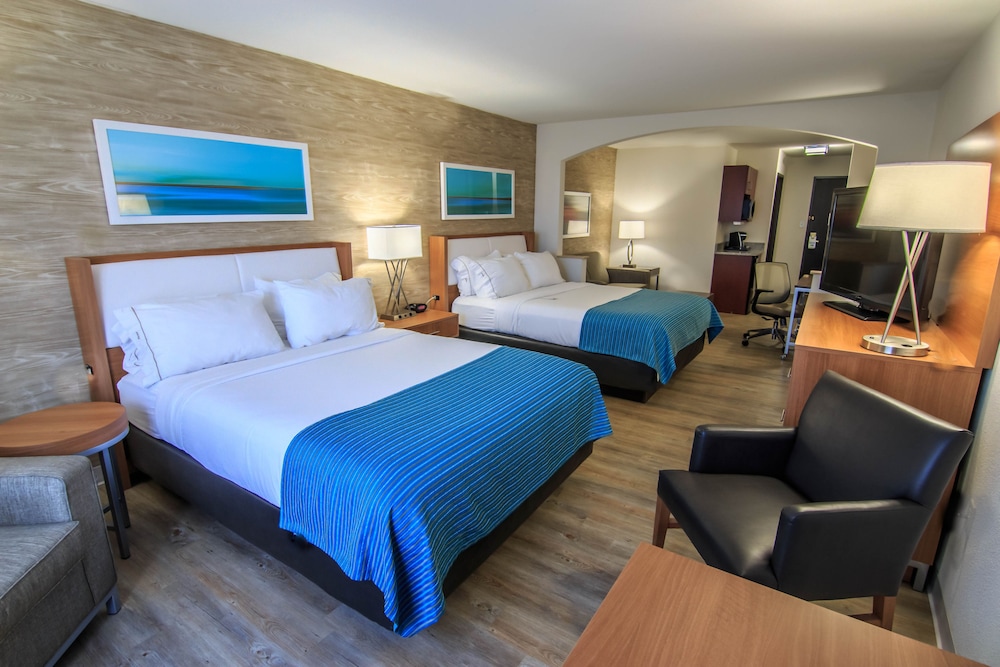 Holiday Inn Express & Suites Farmington by IHG - photo 12
