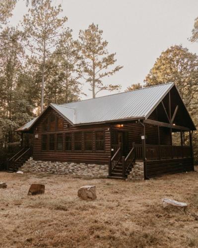 Creek Nest Cabin Hot Tub Firepit & Lake Life — 4-Star Luxury Hotel in Broken Bow, United States