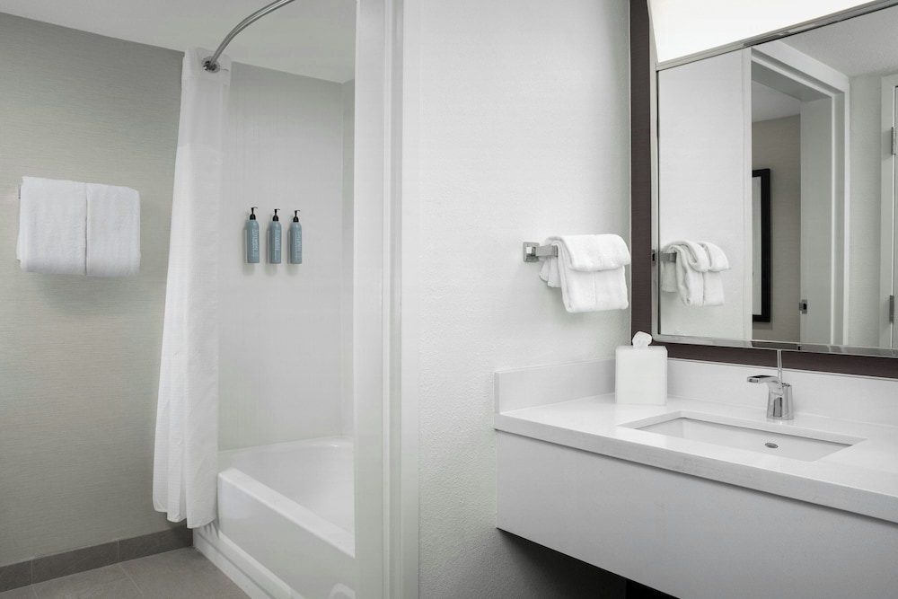 Courtyard by Marriott Bloomington - photo 26