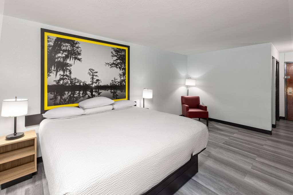 Super 8 by Wyndham Alexandria LA - photo 16