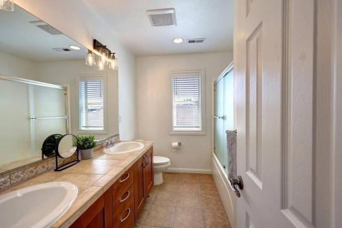 New Listing 3 Bedroom with Hot Tub — 4-Star Luxury Hotel in Long Beach, United States