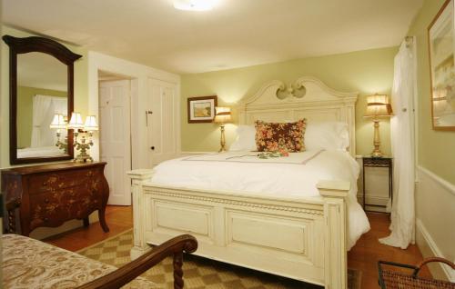 Beach & King Street Inn - photo 17