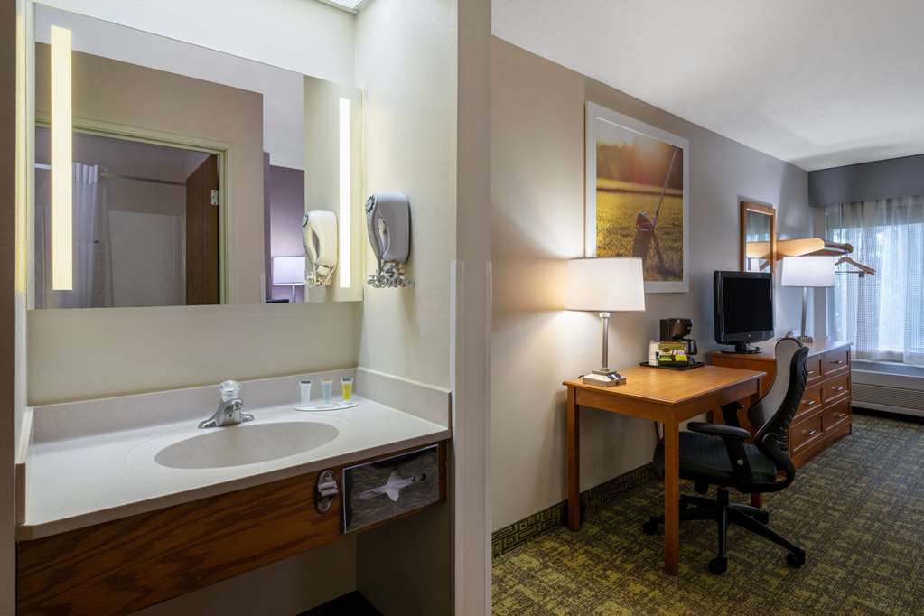 Days Inn & Suites by Wyndham Madison - photo 15