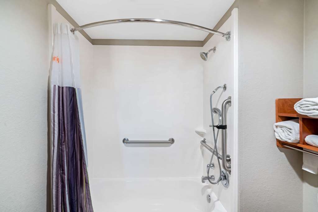 La Quinta Inn & Suites by Wyndham Knoxville North I 75 - photo 24