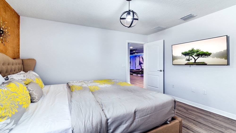 Family friendly Oasis With Game Room & Pool - photo 8