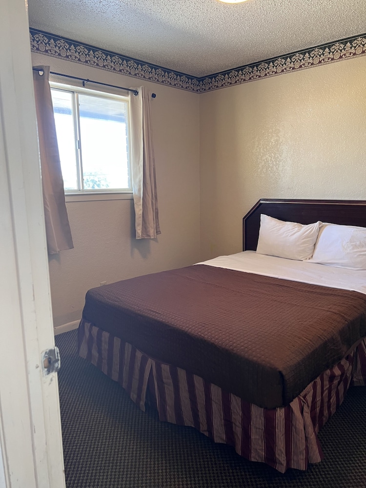 Hallmark Inn and Suites - photo 9