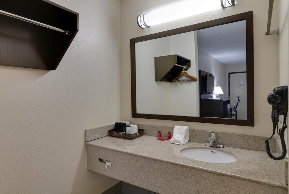 Baymont by Wyndham Ridgeland I 95 - photo 10