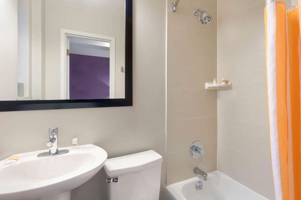 La Quinta Inn & Suites by Wyndham New York City Central Park - photo 30
