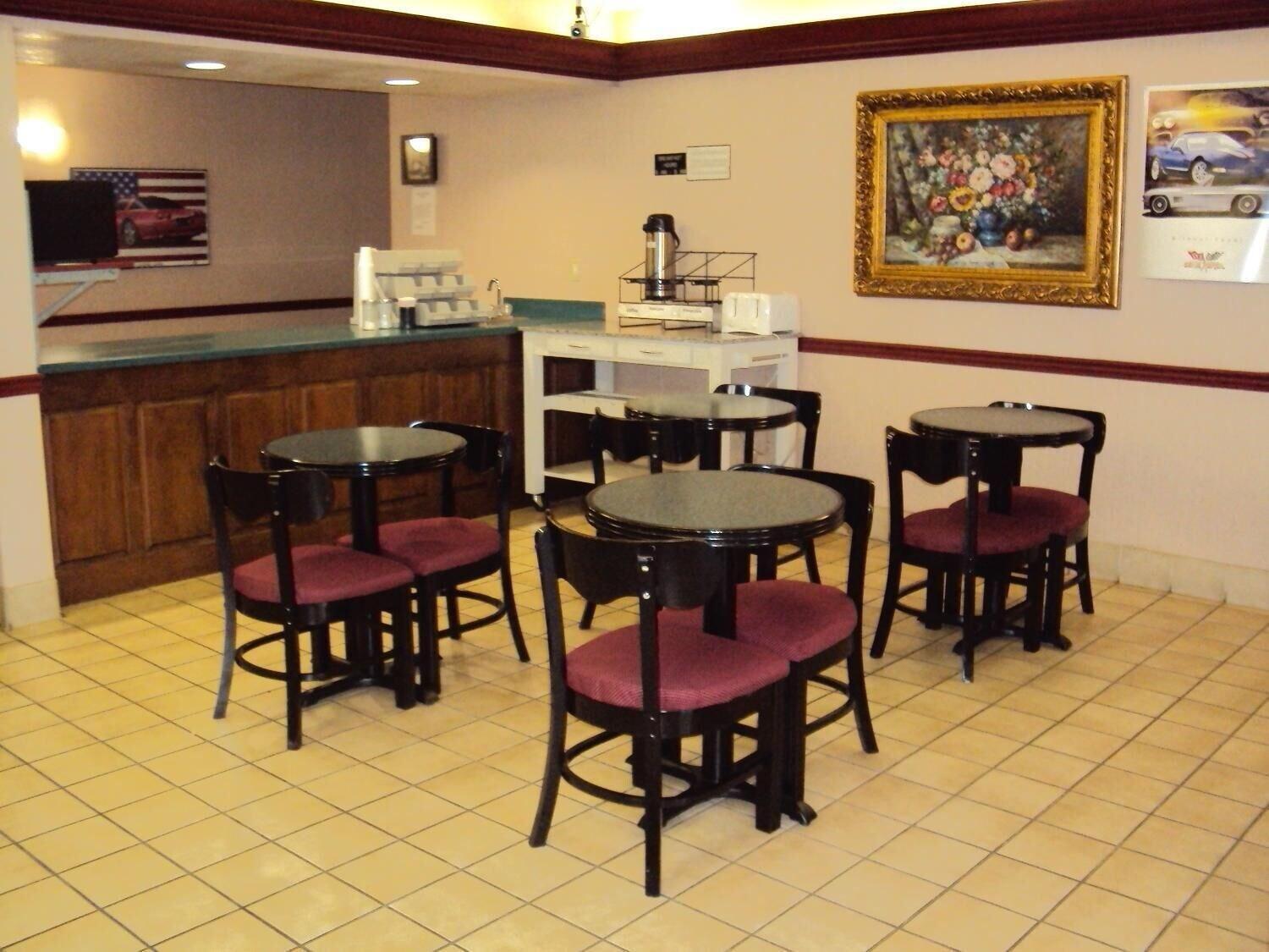 Country Hearth Inn & Suites Bowling Green - photo 13