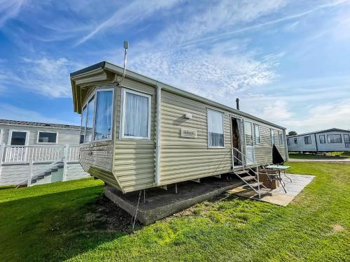 Lovely Caravan By The Beach In Pakefield Suffolk Ref 68007Cl in Lowestoft, United Kingdom