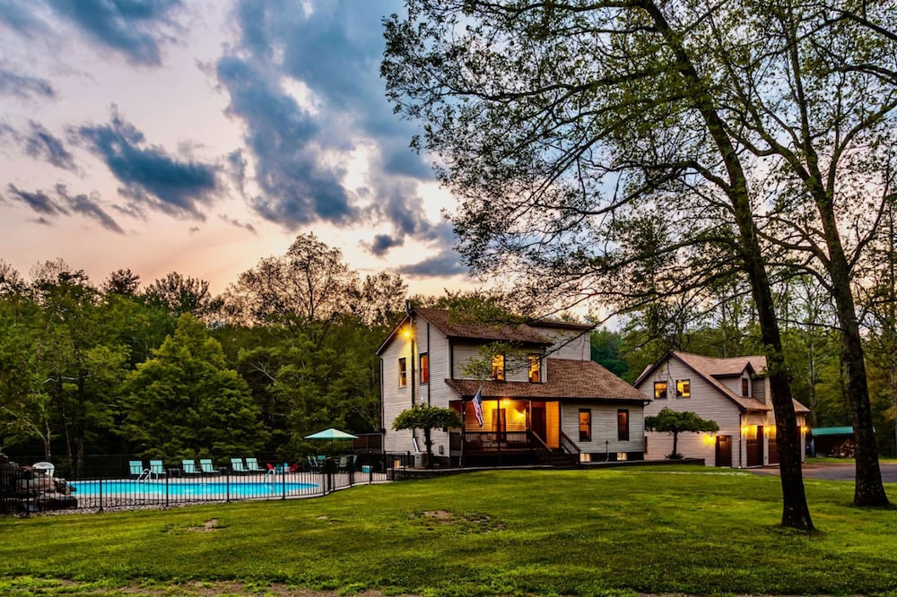 Family Fun Oasis Hot Tub Steam Room Pool Stream Firepit Games — hotel in Saugerties