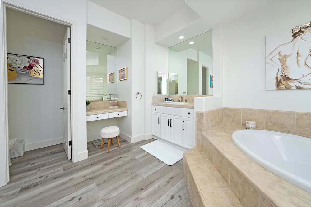 Luxurious 5BR Resort Style Home w Pool & Spa - photo 28