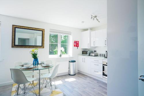 Central 2 Bedroom Flat with 2 Parking Spaces Quiet and Modern Stay — 4-Star Luxury Hotel in Peterborough, United Kingdom