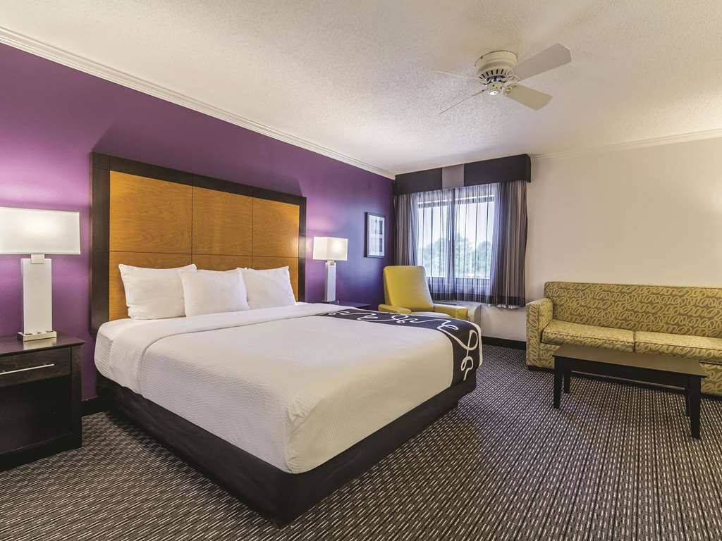 La Quinta Inn & Suites by Wyndham Cleveland Airport North - photo 17