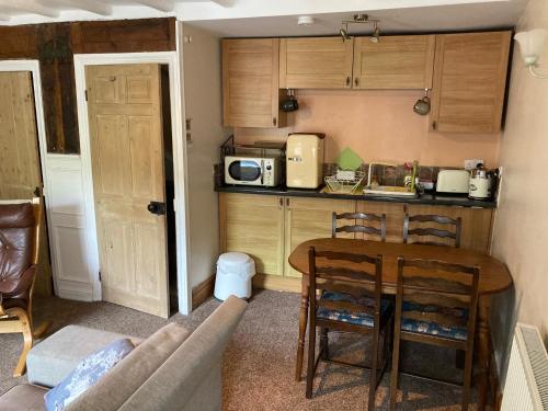 Holmedale Cottage with outdoor terrace in the heart of Robin Hoods Bay