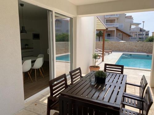 Apartment in Vodice with terrace air conditioning WiFi dishwasher Pool 4932 3 — 4-Star Luxury Hotel in Vodice, Croatia