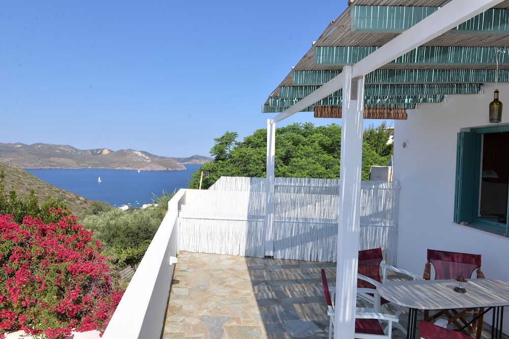 Zanart Maisonette in Milos, Greece