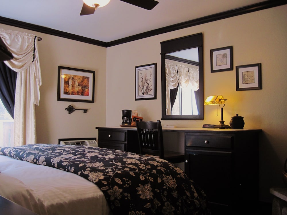 The North Shore Inn - photo 9