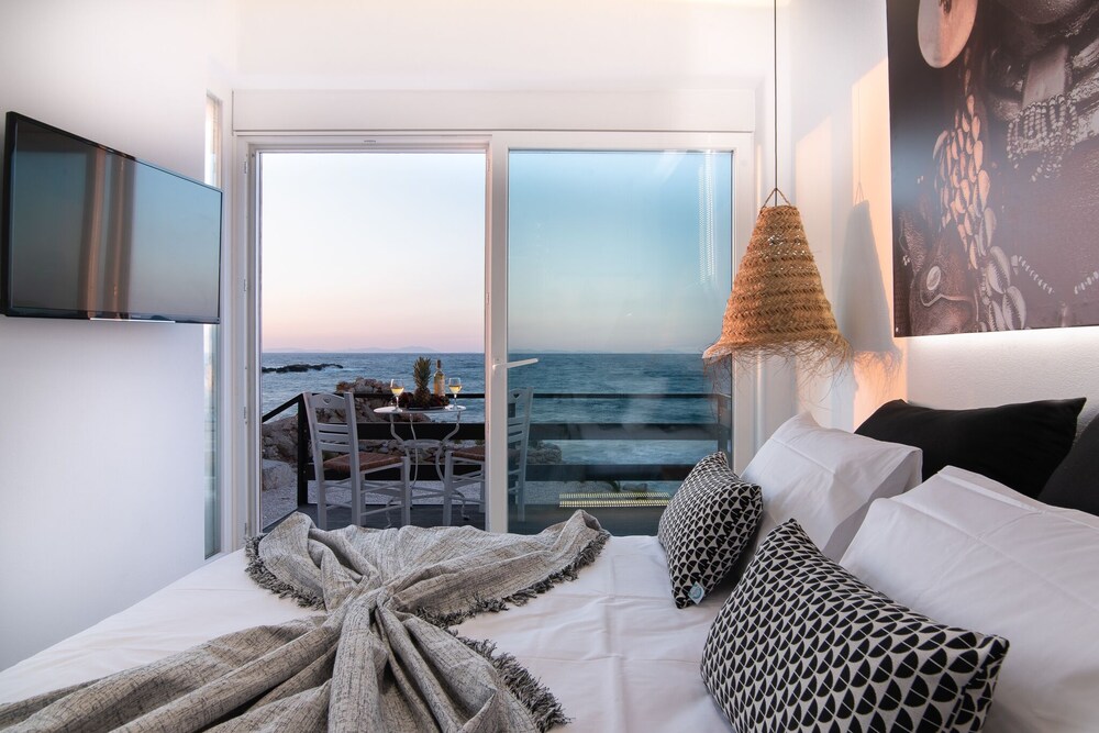 Portara Seaside Luxury Suites — 4-Star Luxury Hotel in Naxos, Greece