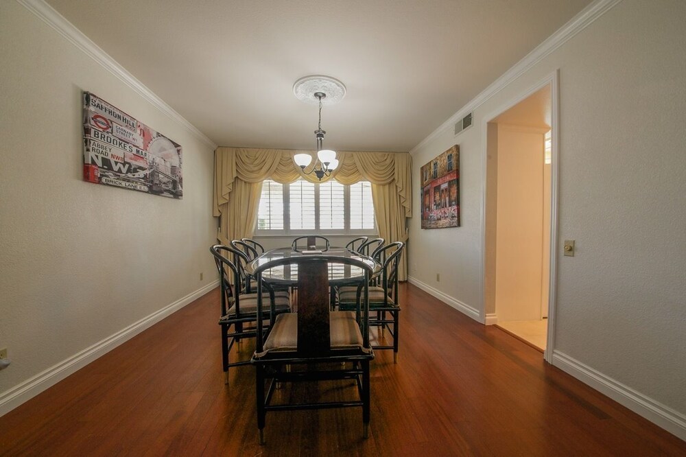 Luxurious 5BR near Las Vegas Strip