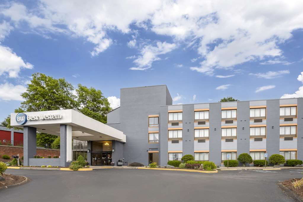 Best Western Danbury Bethel - carbon neutral hotel in Bethel