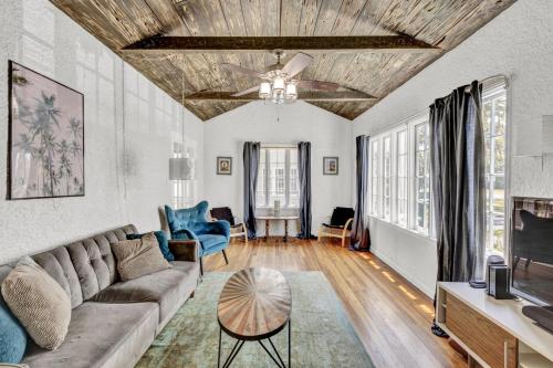 3br 1bath Spanish Beach Bungalow MainHouse — 4-Star Luxury Hotel in Daytona Beach, United States