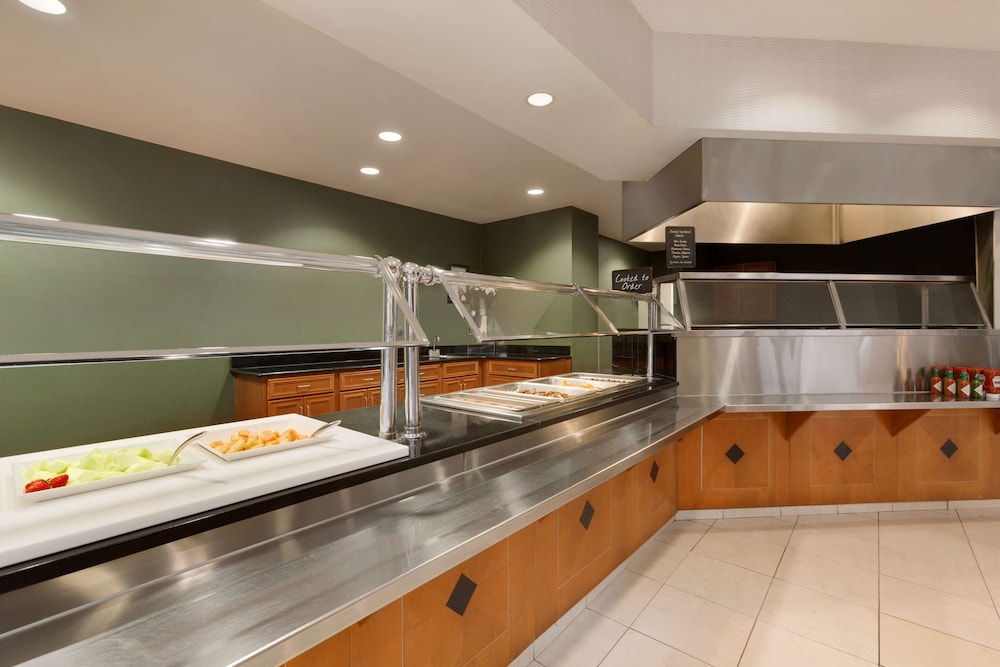 Embassy Suites by Hilton Newark Wilmington South - photo 21
