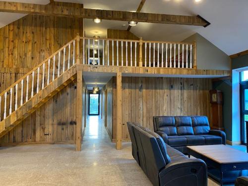 Moig Lodge 7 Bedroom 13 Bed Sleeps 20 Barn Conversion — 4-Star Luxury Hotel in Luimneach, Republic of Ireland
