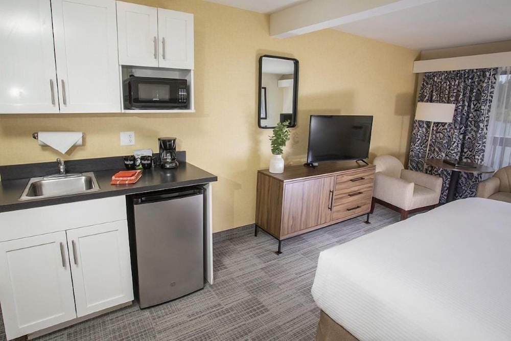 Lakeshore Inn - photo 13