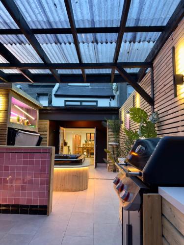 Stylish City Centre Hideaway & Private Hot Tub — 4-Star Luxury Hotel in Gaillimh, Republic of Ireland