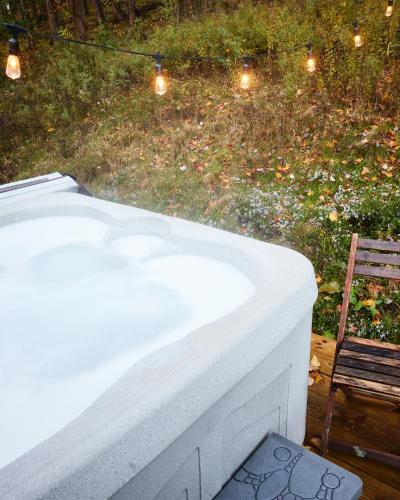 Cozy Cottage with Jacuzzi Sauna Fire Pit and Reading Nook — 4-Star Luxury Hotel in Livingston Manor, United States