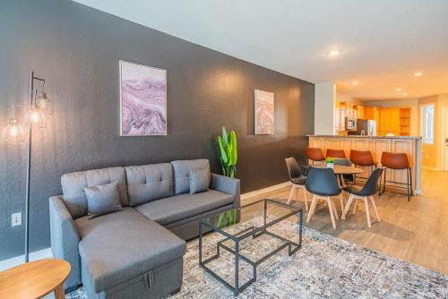 Extensive 2BD ASU Sloan Pk WD Parking Sleeps 8 — 4-Star Luxury Hotel in Tempe, United States