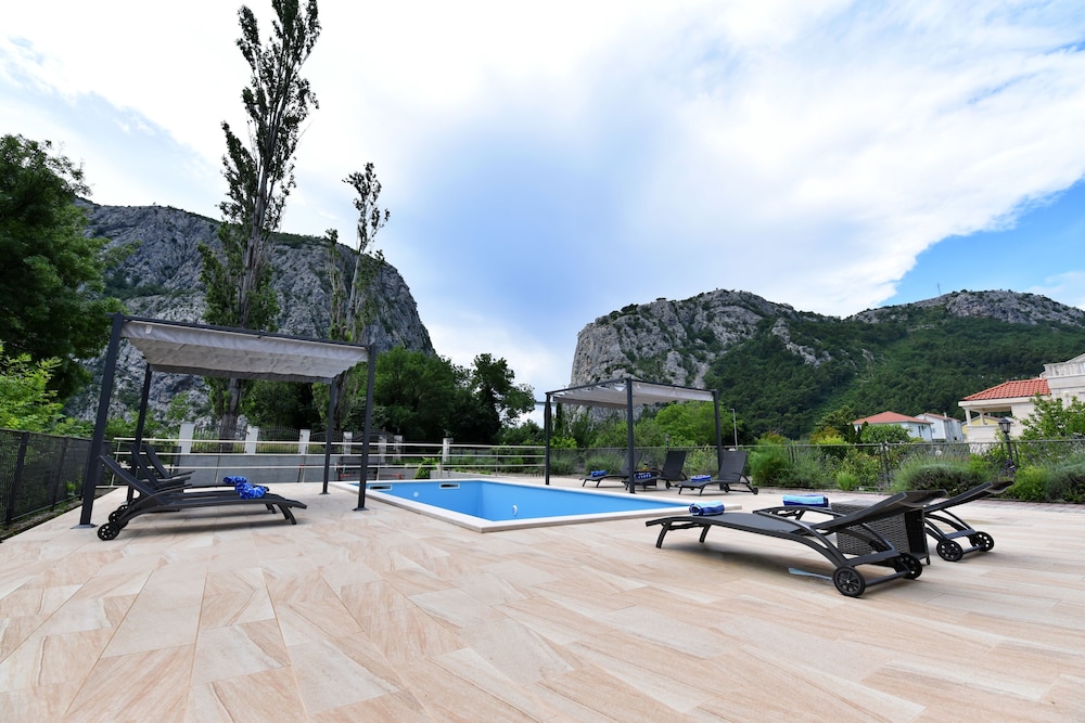Villa Sophia with private swimmingpool — 4-Star Luxury Hotel in Omis, Croatia